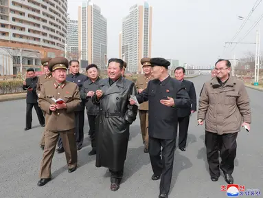 Pemimpin Korea Utara Kim Jong Un (tengah) memeriksa lokasi kompleks perumahan 10.000-flat yang sedang dibangun di Pyongyang (16/3/2022). Kim mengunjungi lokasi pembangunan 10.000 rumah di distrik Songsin dan Songhwa di Pyongyang timur yang hampir selesai. (AFP/STR/KCNA Via KNS)