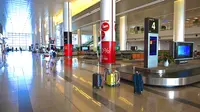 Pemandangan ruang terminal kedatangan Bandara Internasional Noi Bai yang nyaris kosong di tengah ancaman infeksi virus corona di Hanoi, Vietnam, Kamis (27/2/2020). Vietnam sendiri mencatatkan 16 kasus corona yang semuanya diklaim berhasil disembuhkan. (Mladen ANTONOV/AFP)