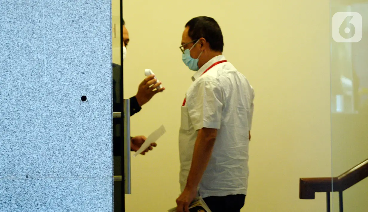 Manajer Penjualan Aircraft Service Wilayah Domestik PT Dirgantara Indonesia, Kemal Hidayanto diperiksa suhu tubuh di Gedung KPK, Jakarta, Rabu (17/06/2020). Kemal  diperiksa sebagai saksi untuk tersangka Asisten Direktur Bidang Bisnis Pemerintah PTDI Irzal Rinaldi Zailani. (merdeka.com/Dwi Narwoko)