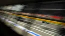 Pembalap Mercedes, Lewis Hamilton memacu mobilnya selama balapan F1 GP Spanyol di Sirkuit Catalunya, Minggu (14/5). Ini menjadi kemenangan kedua Hamilton di musim 2017. (AP Photo/Emilio Morenatti)