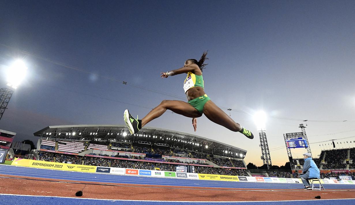 Atlet Jamika, Kimberly Williams bersaing dalam perebutan medali emas cabang atletik lompat jangkit putri di Alexander Stadium, di Birmingham pada hari kedelapan Commonwealth Games pada 5 Agustus 2022. (AFP/Glyn Kirk)