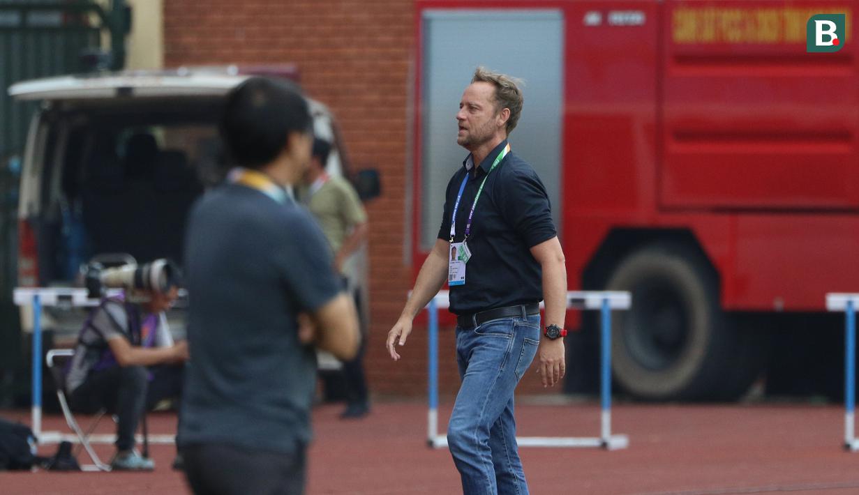 Pelatih kepala Timnas Thailand U-23, Alexandré Pölking (kanan) dan pelatih kepala Timnas Indonesia U-23, Shin Tae-yong saat laga semifinal sepak bola SEA Games 2021 antara Thailand melawan Indonesia di Stadion Thien Truong, Nam Dinh, Vietnam, Kamis (19/5/2022). (Bola.com/Ikhwan Yanuar)