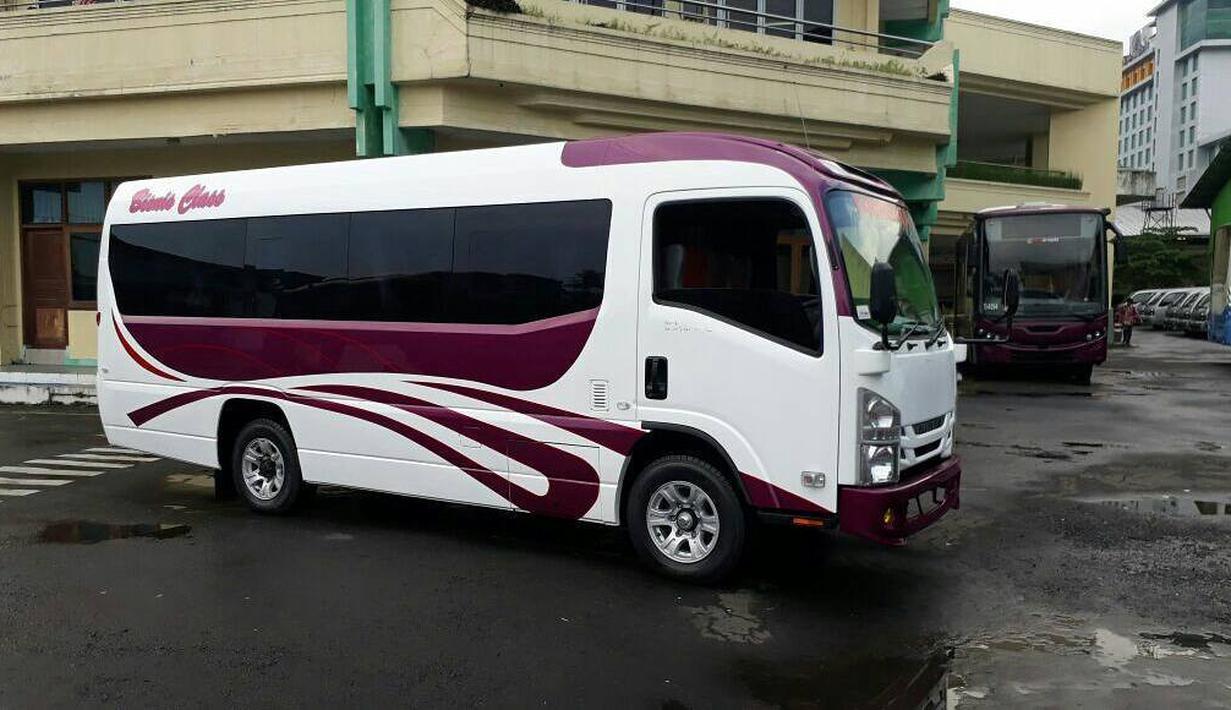 New Armada Prona Estate merupakan produk mini bus yang dibuat untuk travel antar kota hingga pariwisata. (Source: Facebook/New Armada Group JB)