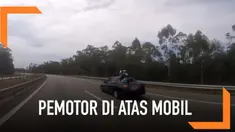 Saat melaju kencang di jalanan, seorang pengendara motor kehilangan kendali. Motor yang dikendarai menabrak sebuah mobil. Menyebabkan si pengendara 'mendarat' di atas mobil.