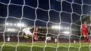 Pemain Sevilla, Wissam Ben Yedder berhasil membobol gawang Liverpool dalam laga Grup E Liga Champions di Stadion Anfield, Rabu (13/9). Sevilla berhasil menahan imbang Liverpool dengan skor 2-2. (AP Photo/Frank Augstein)