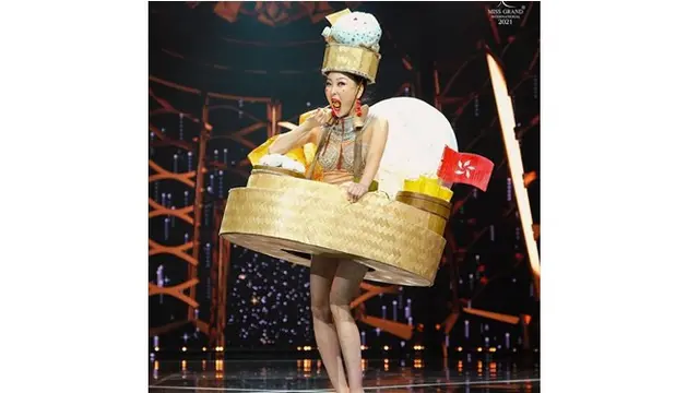 Pakai Kostum Bertema Dim Sum, Miss Grand Hongkong Lakukan Mukbang di Atas Panggung