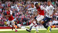 Striker Arsenal, Alexandre Lacazette, melepaskan tendangan ke gawang Tottenham Hotspur pada laga Premier League 2019 di Stadion Emirates, Minggu (1/9). Kedua tim bermain imbang 2-2. (AP/Alastair Grant)