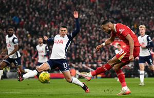 Penyerang Liverpool asal Belanda Cody Gakpo melepaskan tendangan penalti tetapi gagal mencetak gol selama pertandingan sepak bola leg kedua semifinal Piala Liga Inggris antara Liverpool dan Tottenham Hotspur di Anfield di Liverpool, Inggris barat laut pada 6 Februari 2025.Oli SCARFF / AFP