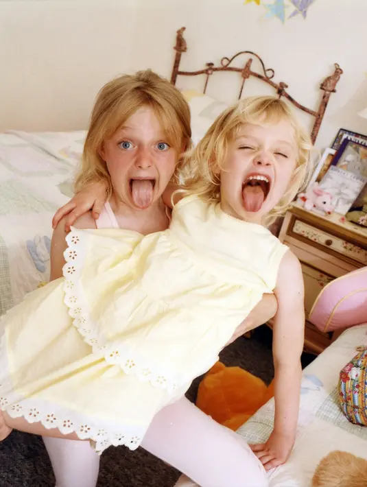 Tumbuh menjadi dua wanita yang cantik, Dakota dan Elle ternyata kecilnya imut banget ya! (imageevent)