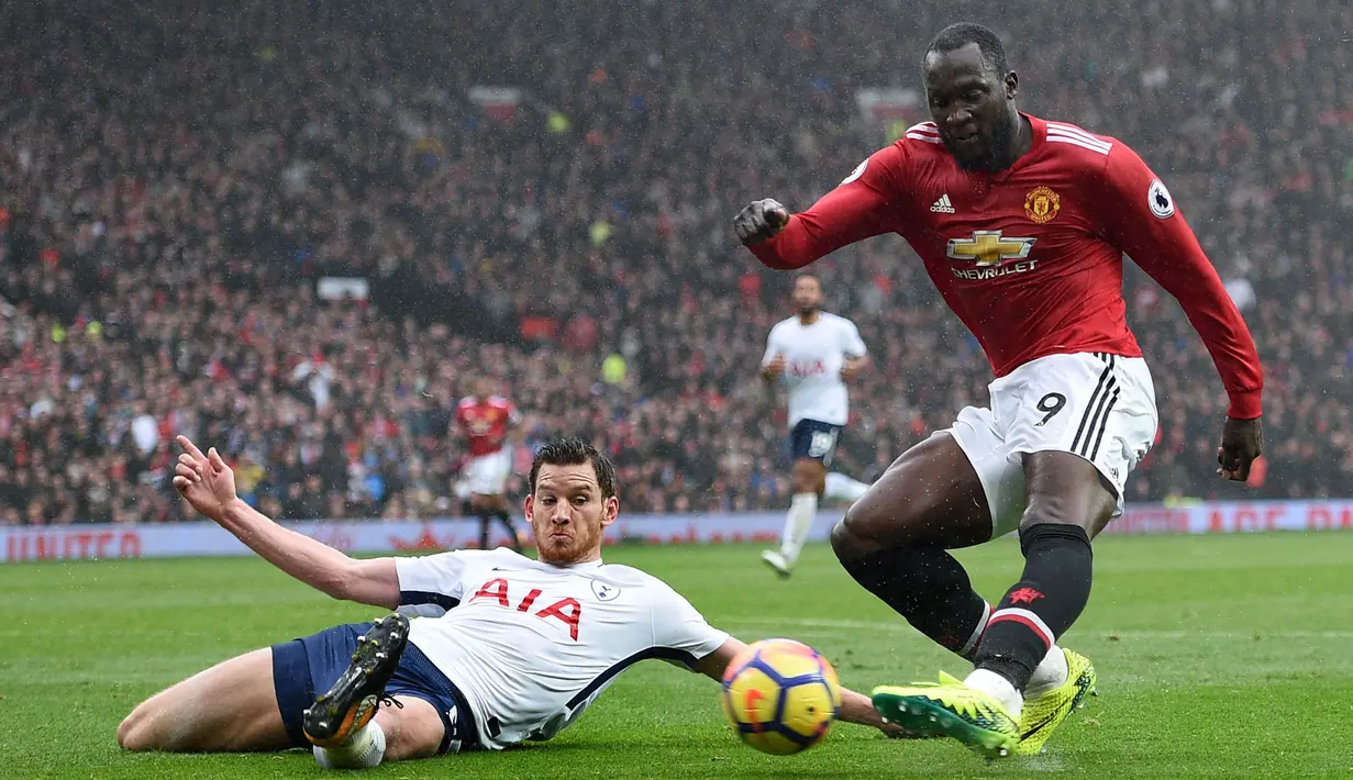 Striker Manchester United, Romelu Lukaku, berupaya mengirim umpan saat melawan Tottenham pada laga Premier League di Stadion Old Trafford, Manchester, Minggu (28/10/2017). MU menang 1-0 atas Tottenham. (AFP/Oli Scarff)