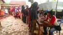 Warga korban gempa antri untuk cek kesehatan di posko kesehatan bencana, Pidie Jaya Aceh (22/12). Kegiatan layanan pemeriksaan kesehatan gratis di empat titik di kamp pengungsi Masjid Tuha, Masjid Ring, Ulim, dan Teungoh Musa. (Istimewa)