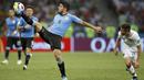 Gaya pemain Uruguay, Luis Suarez berusaha melewati adangan pemain Portugal pada laga 16 besar Piala Dunia 2018 di Fisht Stadium, Sochi, Rusia, (30/6/2018). Portugal kalah 1-2. (AP/Francisco Seco)