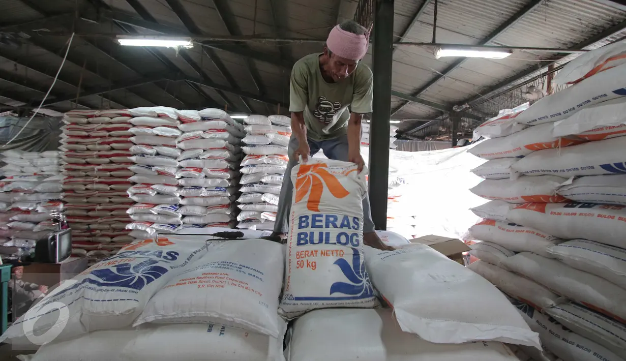 Pekerja menurunkan beras bulog di Pasar Induk Cipinang, Jakarta, (16/2). Kementerian Pertanian mencatat harga beras Desember 2014 hingga Januari 2016 memang mengalami kenaikan, namun berangsur turun pada pekan kedua Februari. (Liputan6.com/Angga Yuniar)