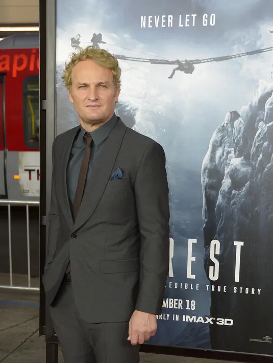 Jason Clarke memerankan Rob Hall, pemimpin kelompok ekspedisi Selandia Baru di film yang diangkat dari kisah nyata ini. (Bintang/EPA)