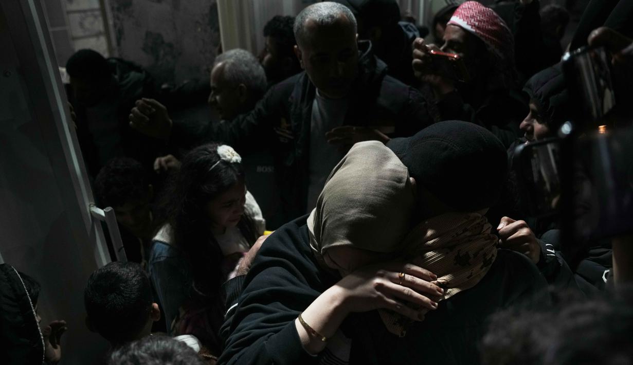 Meski demikian, pembukaan tahap awal ini masih diberlakukan dengan pengawasan dan pembatasan ketat. Tampak dalam foto, para pengungsi disambut oleh kerabat mereka setelah tiba di Rumah Sakit Nasser menyusul pembukaan kembali penyeberangan perbatasan Rafah yang telah lama ditunggu-tunggu di Khan Younis, Jalur Gaza selatan, Rabu 4 Februari 2026 pagi waktu setempat. (AP Photo/Jehad Alshrafi)