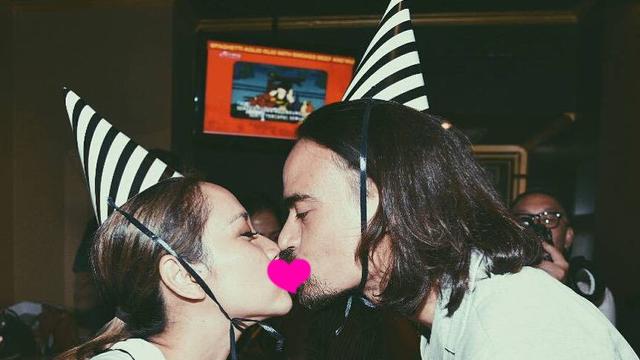 Bikin Baper, Berikut Ini Merupakan 10 Foto Seleb yang Ciuman Dengan Pasangan Mereka