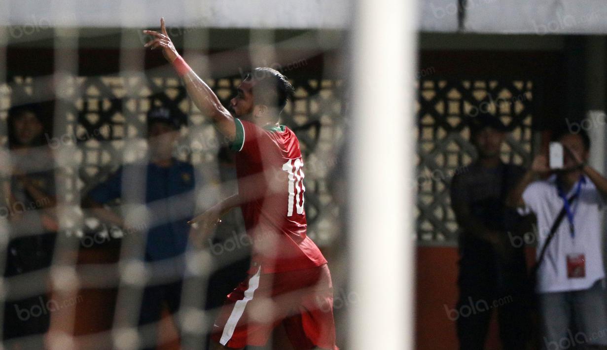 Zulham Zamrun mencetak gol balasan ke gawang Vietnam pada laga uji coba di Stadion Maguwoharjo, Sleman, Minggu (09/10/2016). (Bola.com/Nicklas Hanoatubun)