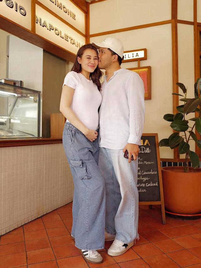 Gaya Kasual Stylish ala Bumil Aaliyah Massaid Kencan dengan Thariq Halilintar di Akhir Pekan