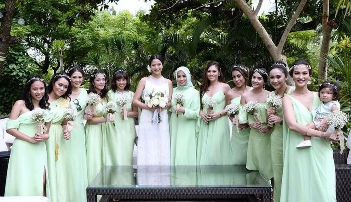 Para bridesmaids Putri Marino tampil cerah mengenakan gaun polos warna hijau muda sepanjang mata kaki (Instagram/atiqahhasilohan).