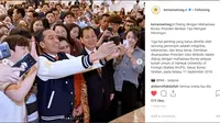 Presiden Joko Widodo berfoto selfie dengan mahasiswa Korea Selatan usai menghadiri kuliah umum di Hankuk University (Foto: Instagram @kemensetneg.ri)