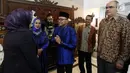 Ketua MPR Zulkifli Hasan berbincang saat menyambut tamunya di rumah dinas Ketua MPR di Jakarta (25/6). Perayaan Idul Fitri 1438 dimanfaatkan ketua MPR untuk menggelar open house sebagai ajang silaturahmi. (Liputan6.com/Johan Tallo)