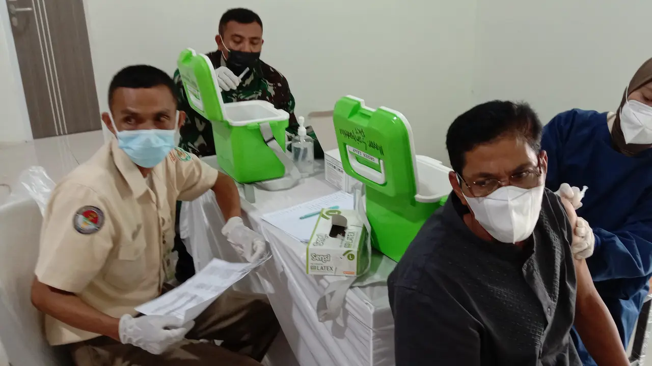 Warga Ikuti Vaksinasi Covid-19 Di PT Wilmar. (Kamis, 05/08/2021). (Liputan6.com/Yandhi Deslatama).