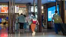 Para penumpang berjalan melewati area pemantauan suhu tubuh di aula Stasiun Kereta Api Beijing di Beijing, ibu kota China (18/6/2020). (Xinhua/Chen Zhonghao)
