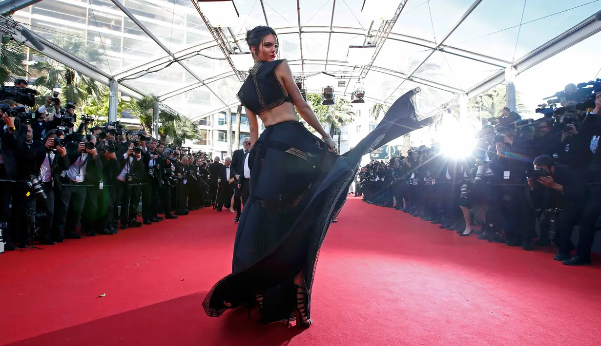 Model sekaligus sosialita Kendall Jenner berpose di atas karpet merah saat menghadiri pemutaran film "Youth" dalam Festival Film Cannes ke-68 di Cannes, Perancis, Rabu (20/5). (REUTERS/Eric Gaillard)