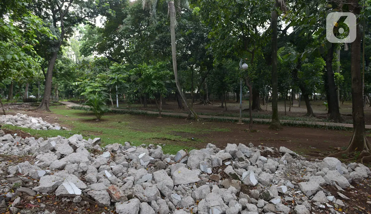 Kondisi Taman Tebet, Jakarta, Rabu (4/11/2020). Pemprov DKI berencana merevitalisasi Taman Tebet menjadi Tebet Eco Garden dengan membuat Infinity Connecting Bridge untuk menghubungkan Taman Tebet Utara dan Taman Tebet Selatan yang selama ini terpisah oleh Jalan Raya Tebet. (merdeka.com/Imam Buhori)