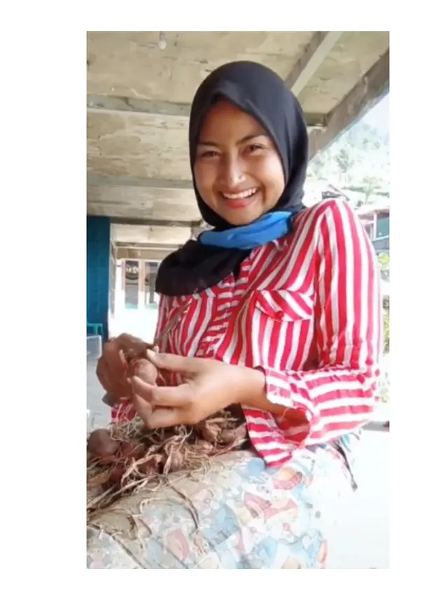 7 Potret Novi Listiana, Pedangdut Viral yang Hijrah dan Pilih Jadi Petani