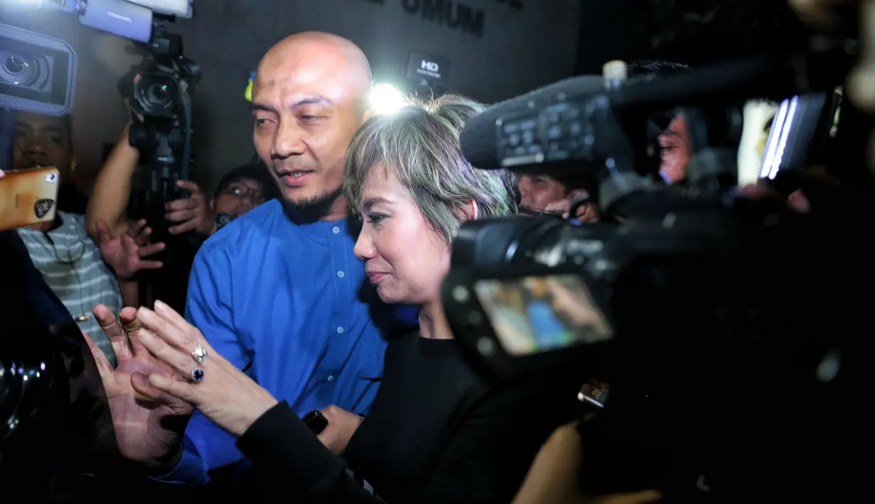 Tidak lagi banyak senyum dari janda mendiang Adjie Massaid itu. Ia hanya menjawab singkat pertanyaan wartawan yang telah menunggunya. Mengenai pencabulan, ia membantahnya. (Adrian Putra/Bintang.com)