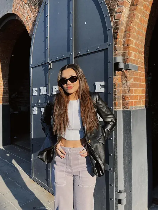 Tampilan body goals Aaliyah Massaid juga terlihat saat ia mengenakan crop crewneck top putih. Dipadukan dengan jaket kulit dan celana cokelat bikin Aaliyah terlihat kece [@aaliyah.massaid]