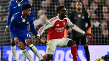Pemain Arsenal, Bukayo Saja (kanan), mengerang kesakitan saat berduel dengan pemain Chelsea pada semifinal leg pertama Carabao Cup di Stamford Bridge, Kamis (15/1/2026) dini hari WIB. (Ben STANSALL / AFP)