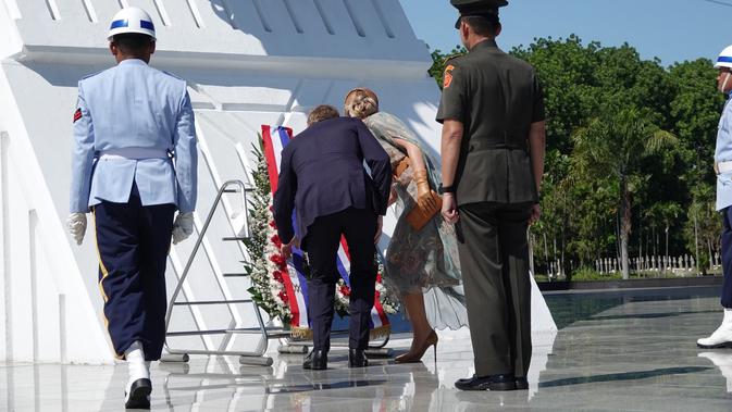 Potret pasangan Kerajaan Belanda lakukan penghormatan di TMP Kalibata. (Twitter/@koninklijkhuis)