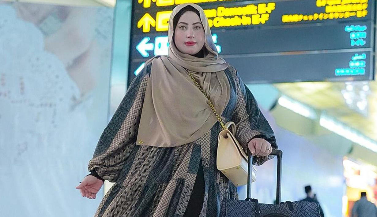 Keberangkatan keluarga selebriti ini saat berada di bandara pun mencuri perhatian banyak netizen. Tasyi sendiri mengaku berangkat pada Rabu (23/11/2022). (Liputan6.com/IG/@tasyiiathasyia)