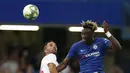 Bek Lyon, Jeremy Morel (kiri) berebut bola di udara dengan striker Chelsea Tammy Abraham dalam International Champions Cup (ICC) di Stamford Bridge, London, Inggris, Selasa (7/8). Chelsea menang 5-4 atas Lyon. (Ian KINGTON/AFP)