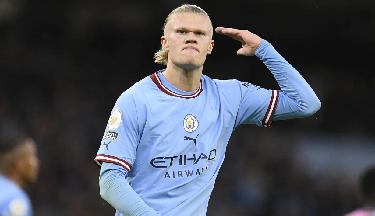 <p>Erling Haaland. Striker Norwegia berusia 22 tahun milik Manchester City ini total mencetak 4 kali hattrick pada tahun 2022. Tiga hattrick terakhir dicetak Erling Haaland saat telah berseragam Mancheter City di ajang Liga Inggris pada musim 2022/2023, sementara satu hattrick lainnya dicetak saat ia masih berseragam Borusssia Dortmund di ajang Bundesliga 2021/2022. (AFP/Oli Scarff)</p>