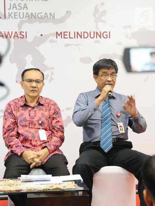 Direktur Perijinan Pengaturan dan Pengawasan Fintech OJK Hendrikus Passagi menjelaskan fintech di Indonesia, Jakarta, Rabu (12/12). OJK menyatakan hanya mengawasi p2p lending yang terdaftar yang jumlahnya mencapai 77 fintech. (Liputan6.com/Angga Yuniar)