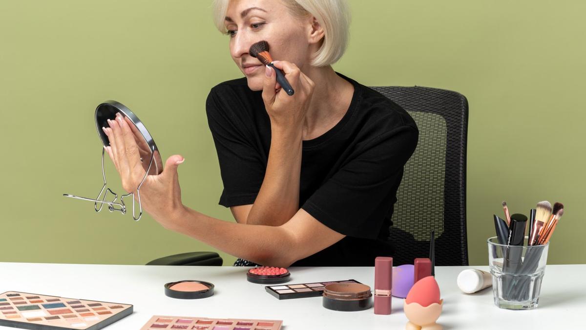 Rekomendasi Foundation Terbaik untuk Wanita Usia 40 Tahun agar Kulit Tampak Glowing Alami