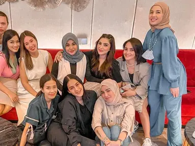 Meski tanpa kehadiran Ayu Dewi, acara berlangsung seru dan penuh canda tawa. Ashanty pun mengunggah foto-foto bersama dengan geng Cendol mereka di Instagram pribadinya. Geng artis cantik ini pun sukses jadi sorotan karena penampilan mereka yang menawan.(Liputan6.com/IG/@ashanty_ash)