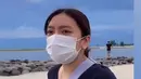 Siapa sih yang tidak mengenal Ariel? Ariel memiliki anak berparas cantik namanya Alleia. Alleia beranjak dewasa dan potret terbarunya bikin terpesona. Seperti saat ia jalan-jalan di pantai. (Liputan6.com/TikTok/basdail02)