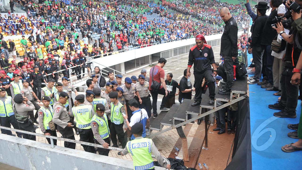 Pria Bakar Diri Terjun Dari Atap SGBK