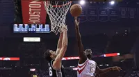 Pebasket Houston Rockets, Clint Capela, saat pertandingan melawan San Antonio Spurs pada Gim 4 Semifinal Wilayah Barat di Stadion AT&T Center, Minggu (7/5/2017). Houston Rockets menang 125-104. (AP/Eric Christian Smith)