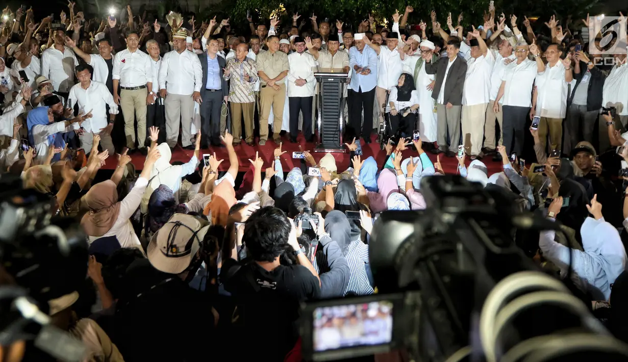 Calon presiden no urut 02 Prabowo Subianto bersama Badan Pemenangan Nasional (BPN) memberikan pidato politiknya di Kertanegara, Jakarta, Rabu (17/4). Prabowo Subianto mendeklarasikan kemenangannya dari hasil real count BPN di Pilpres 2019 pada angka 62%. (Liputan6.com/Johan Tallo)