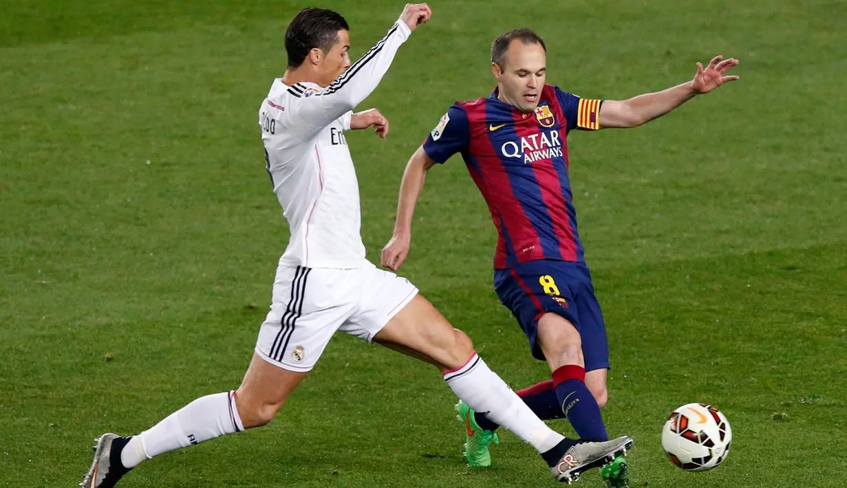 Penyerang Real Madrid, Cristiano Ronaldo berebut bola dengan gelandang Barcelona Andres Iniesta pada laga Liga Spanyol di Stadion Nou Camp, Senin (23/3/2015). Barcelona Menang 2-1 atas Real Madrid. (Reuters/Gustau Nacarino)