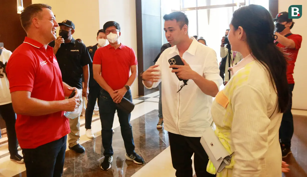 Ditemui di Hotel Fairmont, Jakarta, Sabtu (20/8/2022) siang, keduanya saling berbagi cerita, dari Raffi pamer pernah mengundang Ronaldinho hingga mempromosikan Liga Inggris di Vidio. (Bola.com/M Iqbal Ichsan)