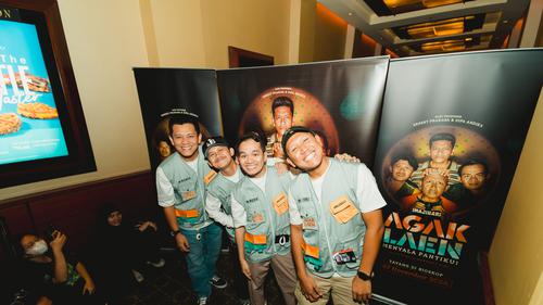 Qadimgi yalangoch odamlarning uy qurilishi fotosurati