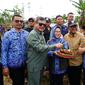 Bupati Garut Rudy Gunawan bersama petani dan staf dinas Pertanian melakukan panen perdana kentang di Kecamatan Cisurupan, Garut, Jawa Barat. (Liputan6.com/Jayadi Supriadin)