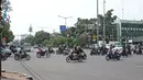 Pemandangan saat pengendara motor melawan arah melintasi kawasan Matraman, Jakarta, Rabu (2/5). Perilaku tersebut membahayakan pengendara lain dan juga diri sendiri. (Liputan6.com/Herman Zakharia)