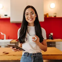 ilustrasi perempuan dewasa tersenyum bahagia/Look Studio/Shutterstock